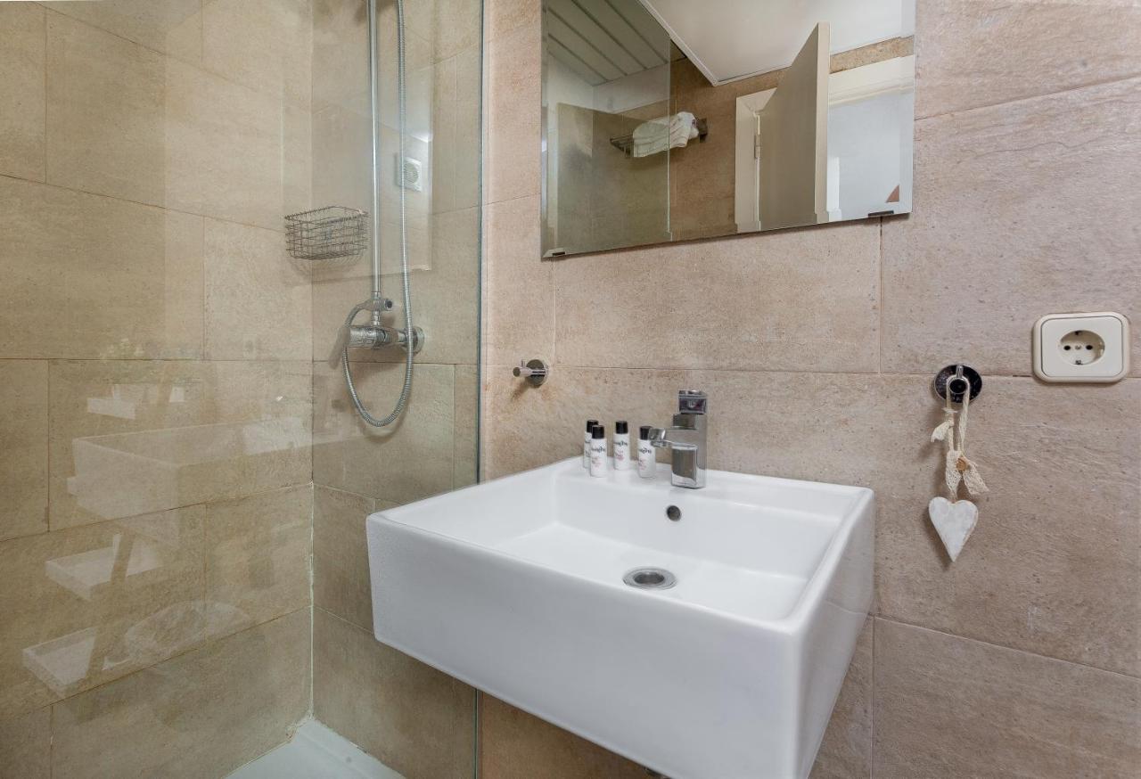 Lodging Apartments Illa Diagonal Barcelona Bagian luar foto